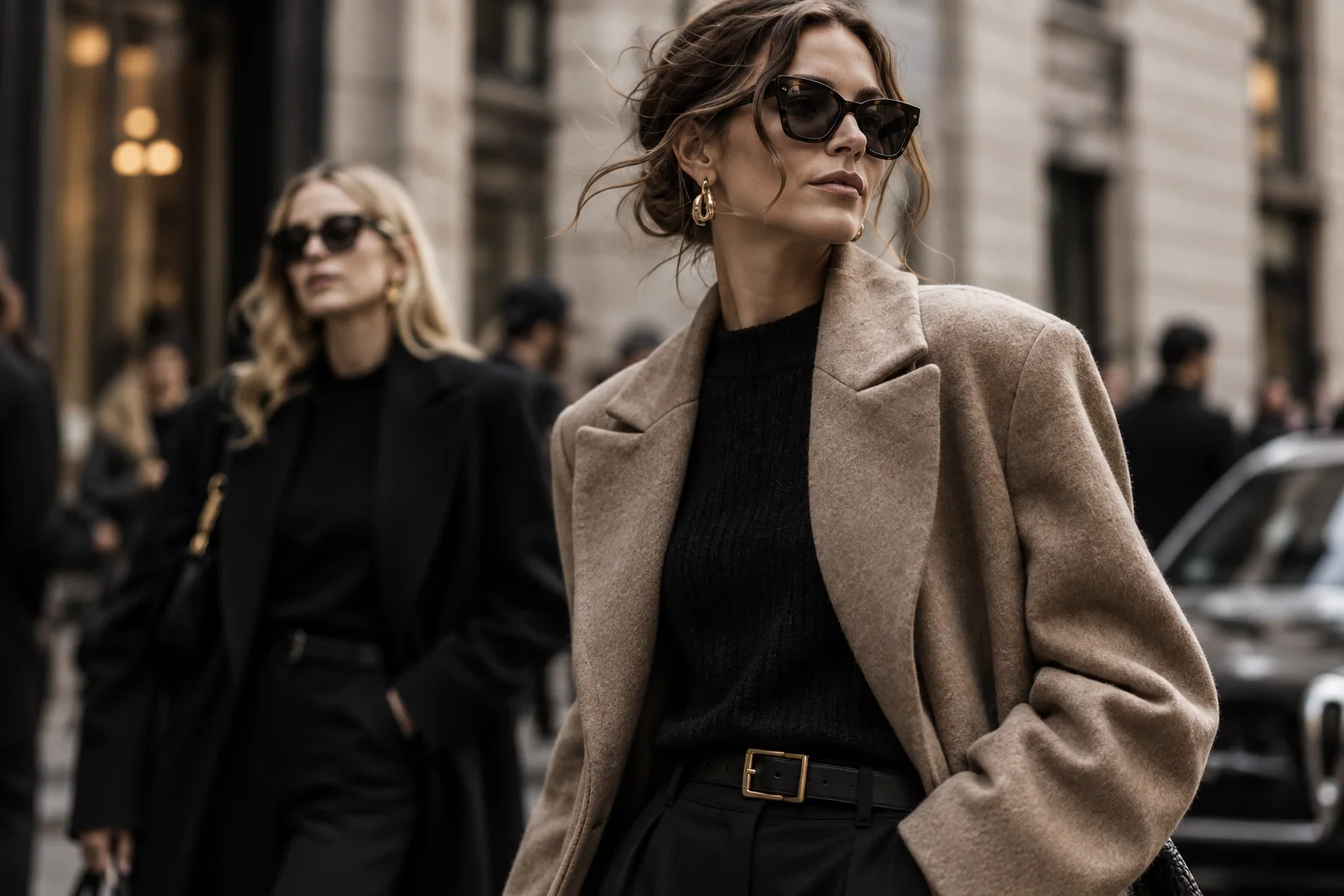 Elegant streetstyle med beige frakke og mørke solbriller
